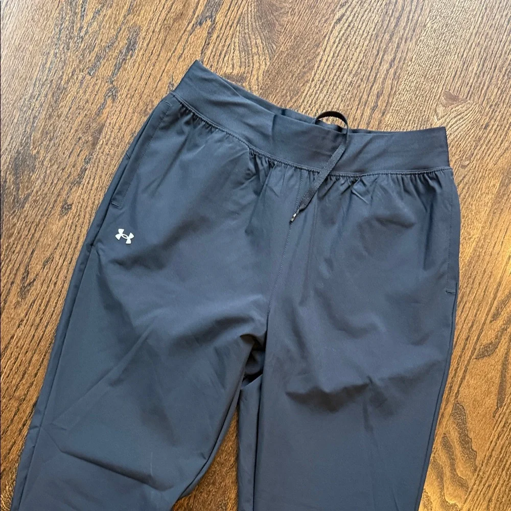Under Armour medium woman’s Black Athletic Jogger Pants see photos callout